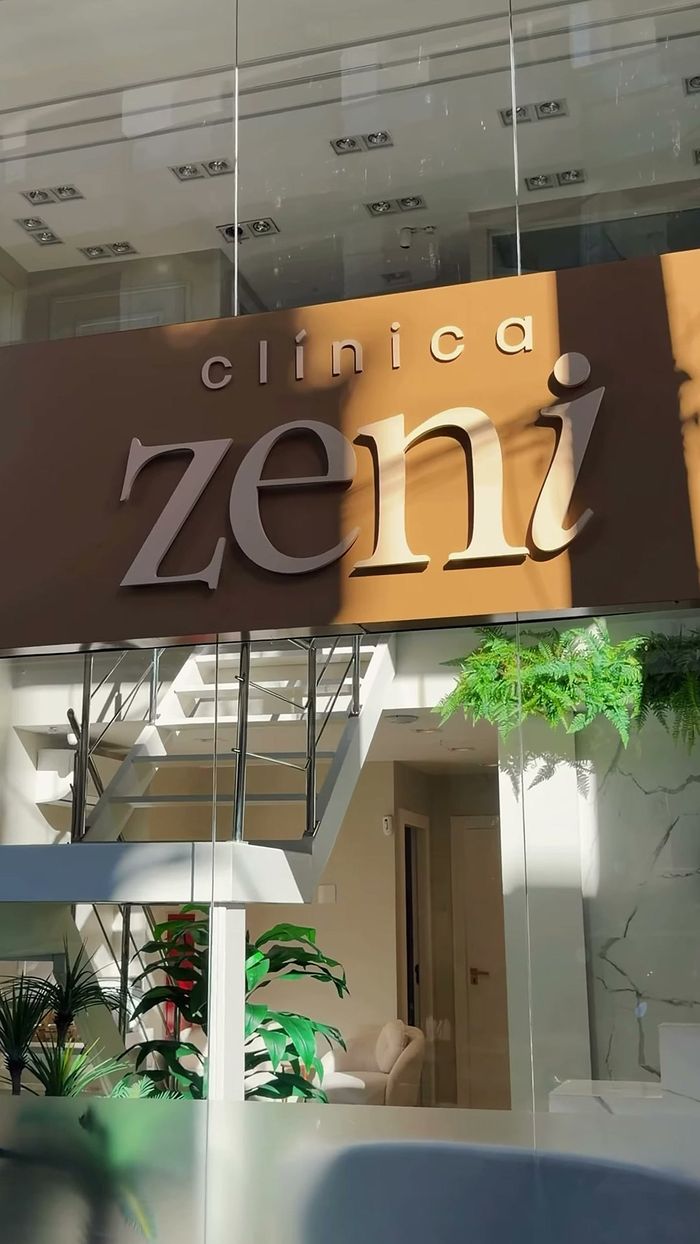 Fachada da Clínica Zeni, com o letreiro na R. José Bonifácio, no Centro de Cabo Frio