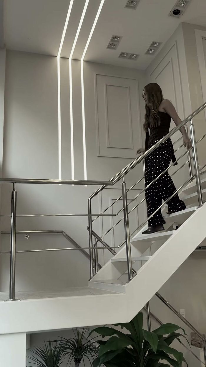 Escada interna da Clínica Zeni ligando os dois pavimentos